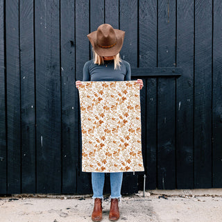 autumn inspired dish towel for cozy holiday kitchen
thanksgiving baking towel with autumn leaves print
fall hostess gift leaf design kitchen towel
farmhouse fall decor with autumn leaf dish towel
rust and tan leaf fall towel 