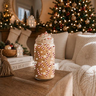 Holiday drinkware gift – candy cane and snowflake Christmas coffee tumbler
Wholesale Christmas glass cup 17oz with bamboo lid - Holiday coffee tumbler with glass straw - Candy cane snowflake design