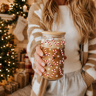 Holiday coffee bar decor – candy cane and snowflake 17oz glass cup
Unique Christmas coffee gift – 17oz glass tumbler with bamboo lid
Candy cane and snowflake coffee tumbler – holiday drinkware gift