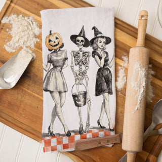 classic halloween kitchen towel for traditional fall décor
retro spooky ladies towel for unique halloween gift baskets
vintage halloween kitchen towel orange gingham border
classic halloween dish towel with retro pumpkin head girl