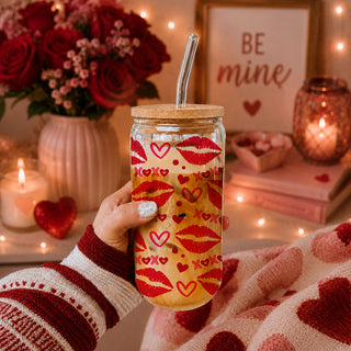 Chic wholesale 20oz glass cups with red lips, hearts, and XOXO for modern Valentine’s gifts.
Vibrant 20oz glass cups with XOXO, hearts, and red lips for wholesale Valentine’s Day gifts.
Fun and trendy 20oz glass cups with red lips, hearts, and pink XOXO.