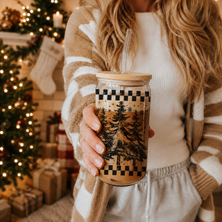 Retro Christmas tree glass tumbler – holiday coffee cup with bamboo lid
Christmas coffee tumbler – retro tree design glass cup for festive drinks
Christmas cup with retro trees - reusable tumbler with bamboo lid