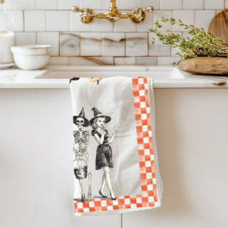 orange checkered vintage halloween kitchen décor towel
classic halloween ladies towel for farmhouse fall décor
retro style pumpkin head and witch towel for oven handle