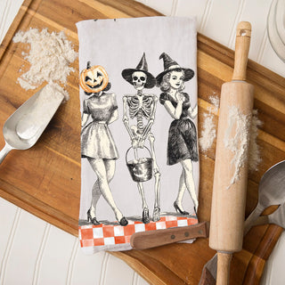 classic halloween kitchen towel for traditional fall décor
retro spooky ladies towel for unique halloween gift baskets
vintage halloween kitchen towel orange gingham border
classic halloween dish towel with retro pumpkin head girl