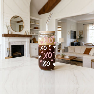 Sweet and modern 20oz glass cups with bamboo lid and glass straw, featuring pink XO’s and hearts for a Valentine’s Day surprise.
20oz glass cups with bamboo lid and glass straw, featuring pink and white XO’s and hearts, a perfect gift for someone special.